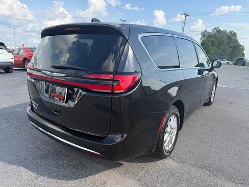 Used 2023 Chrysler Pacifica Touring-L FWD image 29