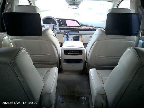 Used 2022 Cadillac Escalade Luxury w/ LPO, Floor Liner Package AWD/4WD image 17