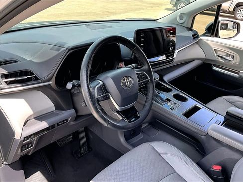 Used 2021 Toyota Sienna Limited image 18