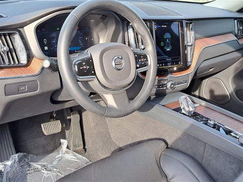 Used 2023 Volvo XC60 B5 Ultimate w/ Climate Package image 5
