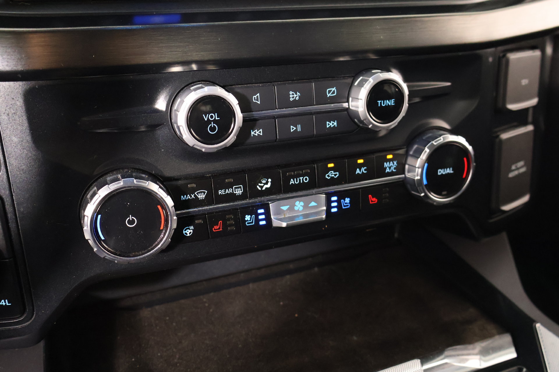 Used 2023 Ford F350 Lariat w/ Tow Technology Package AWD/4WD image 8