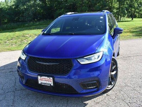 Used 2021 Chrysler Pacifica Touring-L w/ Uconnect Theater Family Group FWD image 12
