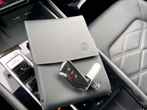 Used 2025 Volkswagen Atlas Cross Sport SE AWD/4WD image 12