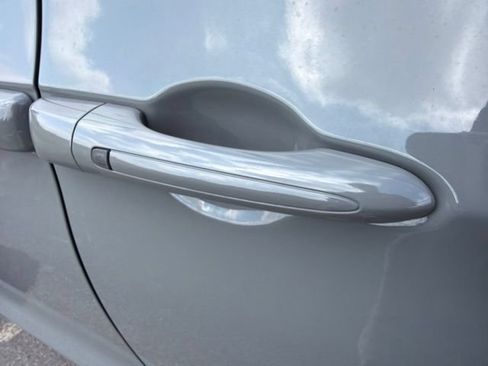Used 2023 Chrysler Pacifica Touring-L FWD image 15