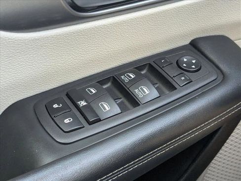 Used 2023 Chrysler Pacifica Touring-L FWD image 12