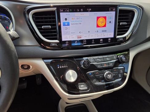 Used 2024 Chrysler Pacifica Touring-L FWD image 24