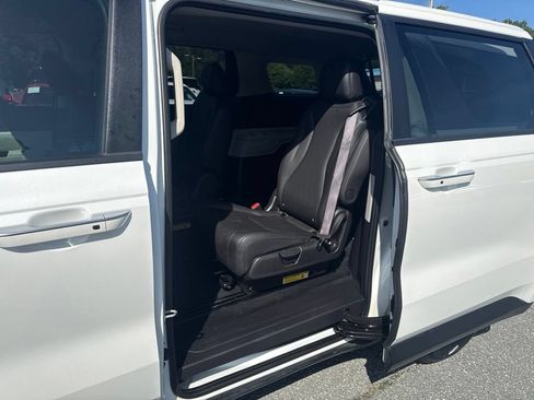 Used 2024 Kia Carnival LX FWD image 18