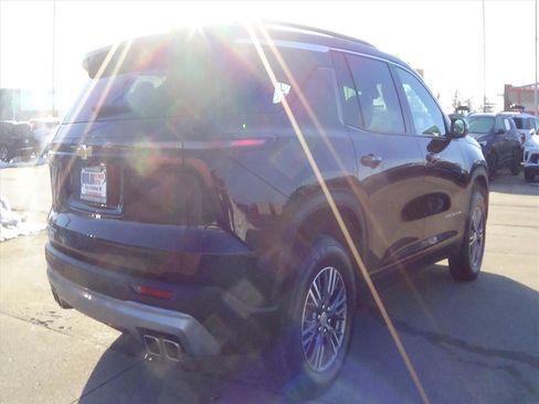 Used 2025 Chevrolet Traverse LT image 6