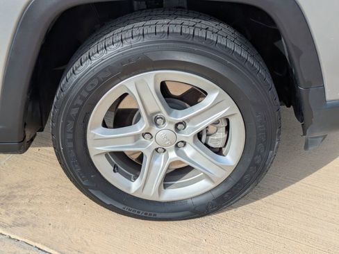 Used 2023 Jeep Compass Sport image 29