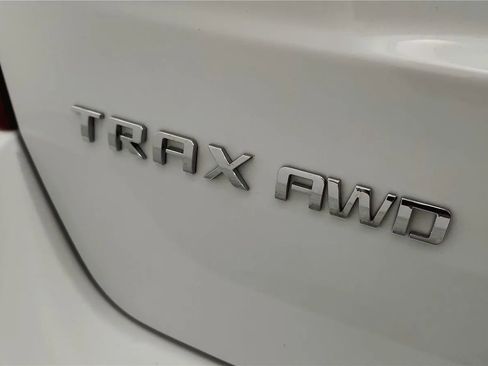 Used 2021 Chevrolet Trax LT w/ LT Convenience Package image 17