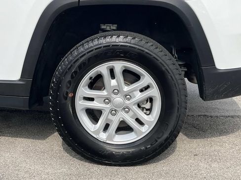 Used 2025 Jeep Grand Cherokee Laredo w/ Luxury Tech Group I RWD image 14