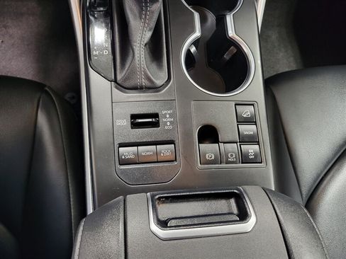 Used 2024 Toyota Highlander XLE AWD/4WD image 35