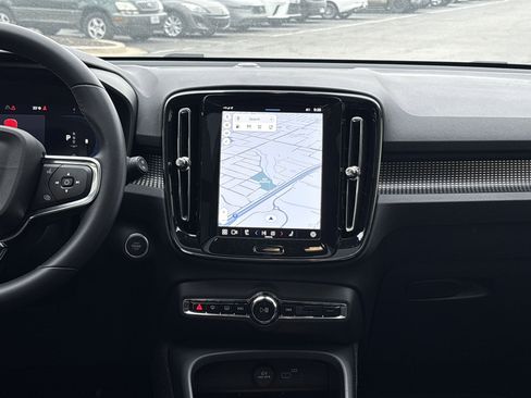 Used 2025 Volvo XC40 B5 Plus image 30