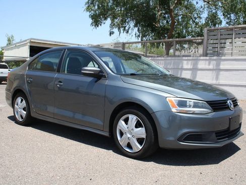 Used 2014 Volkswagen Jetta SE FWD image 2