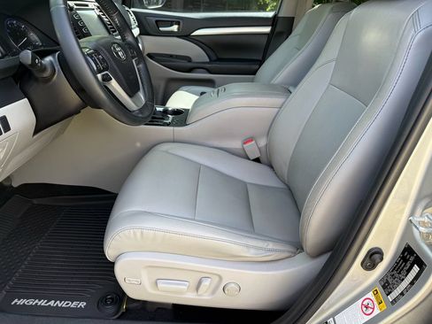 Used 2019 Toyota Highlander XLE FWD image 15