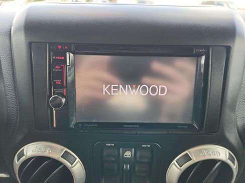 Used 2016 Jeep Wrangler Unlimited Rubicon w/ Connectivity Group AWD/4WD image 13