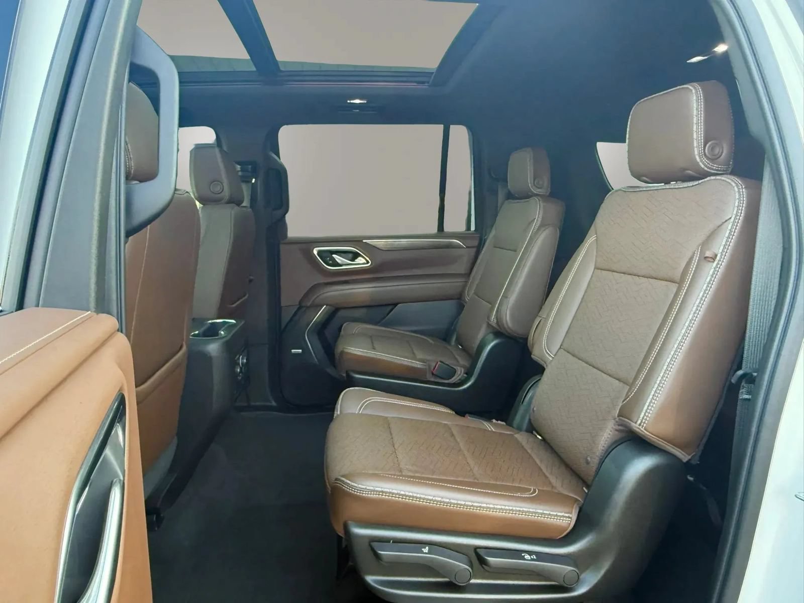 Used 2021 Chevrolet Suburban High Country w/ Premium Package AWD/4WD image 23