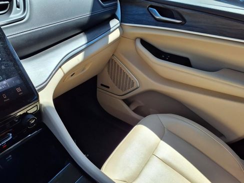 Certified 2021 Jeep Grand Cherokee L Limited image 22