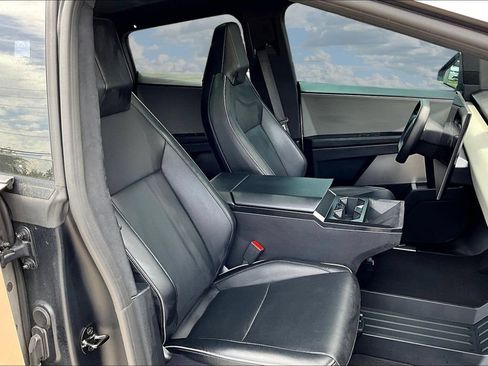 Used 2024 Tesla Cybertruck AWD Crew Cab image 30