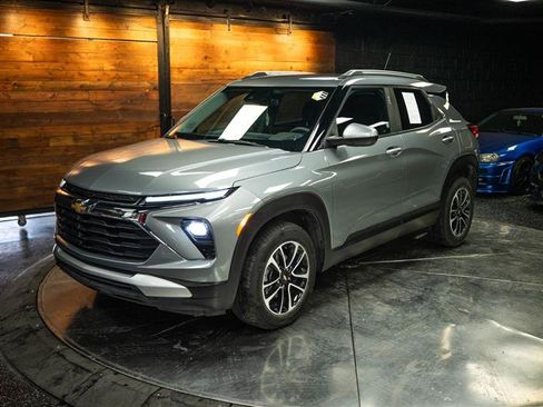 Used 2025 Chevrolet TrailBlazer LT AWD/4WD image 2
