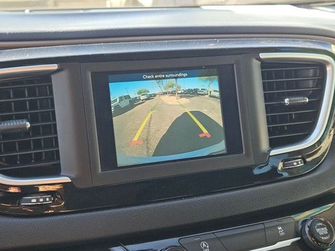 Used 2021 Chrysler Voyager LX image 14