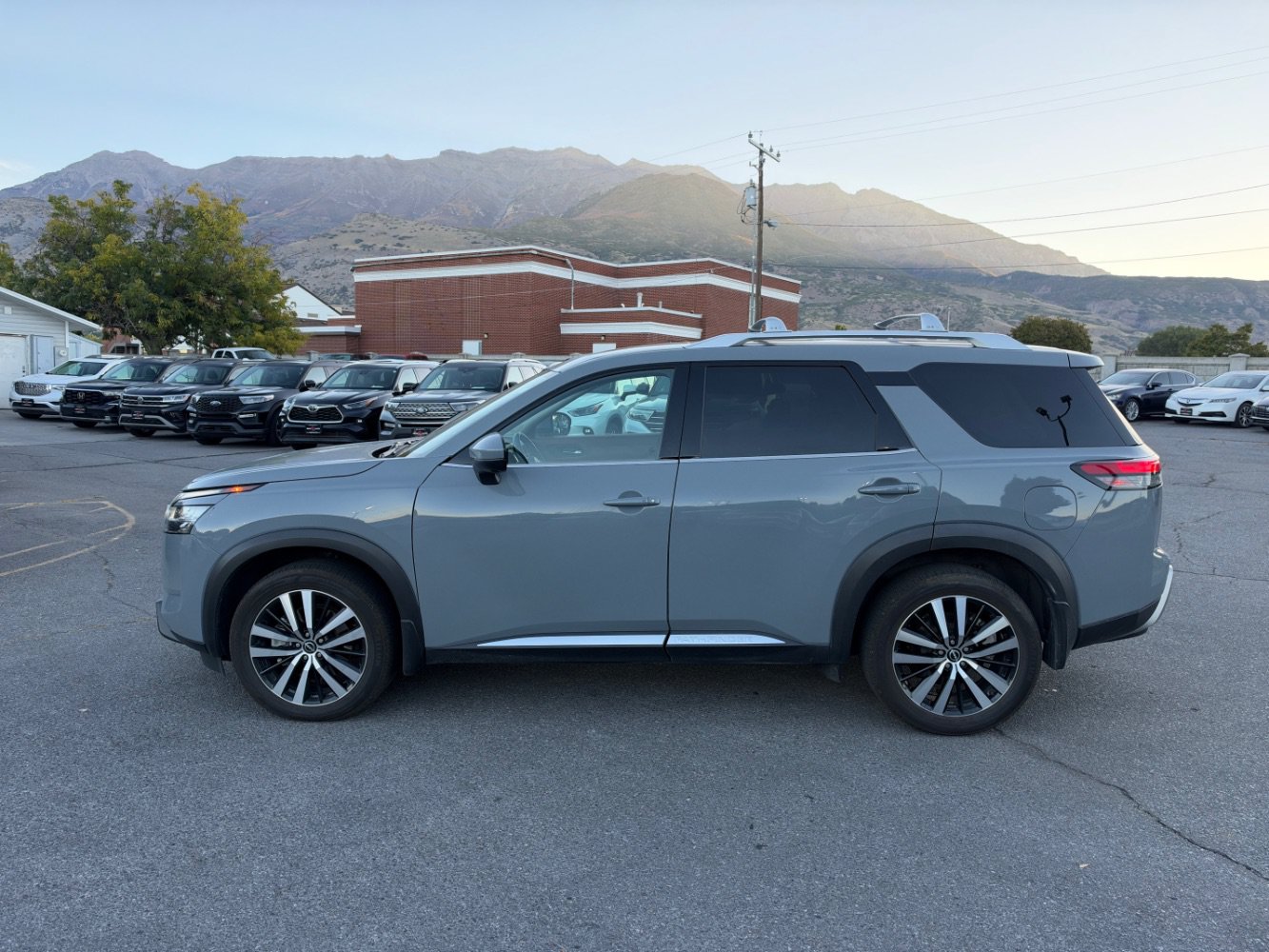Used 2023 Nissan Pathfinder Platinum AWD/4WD image 2