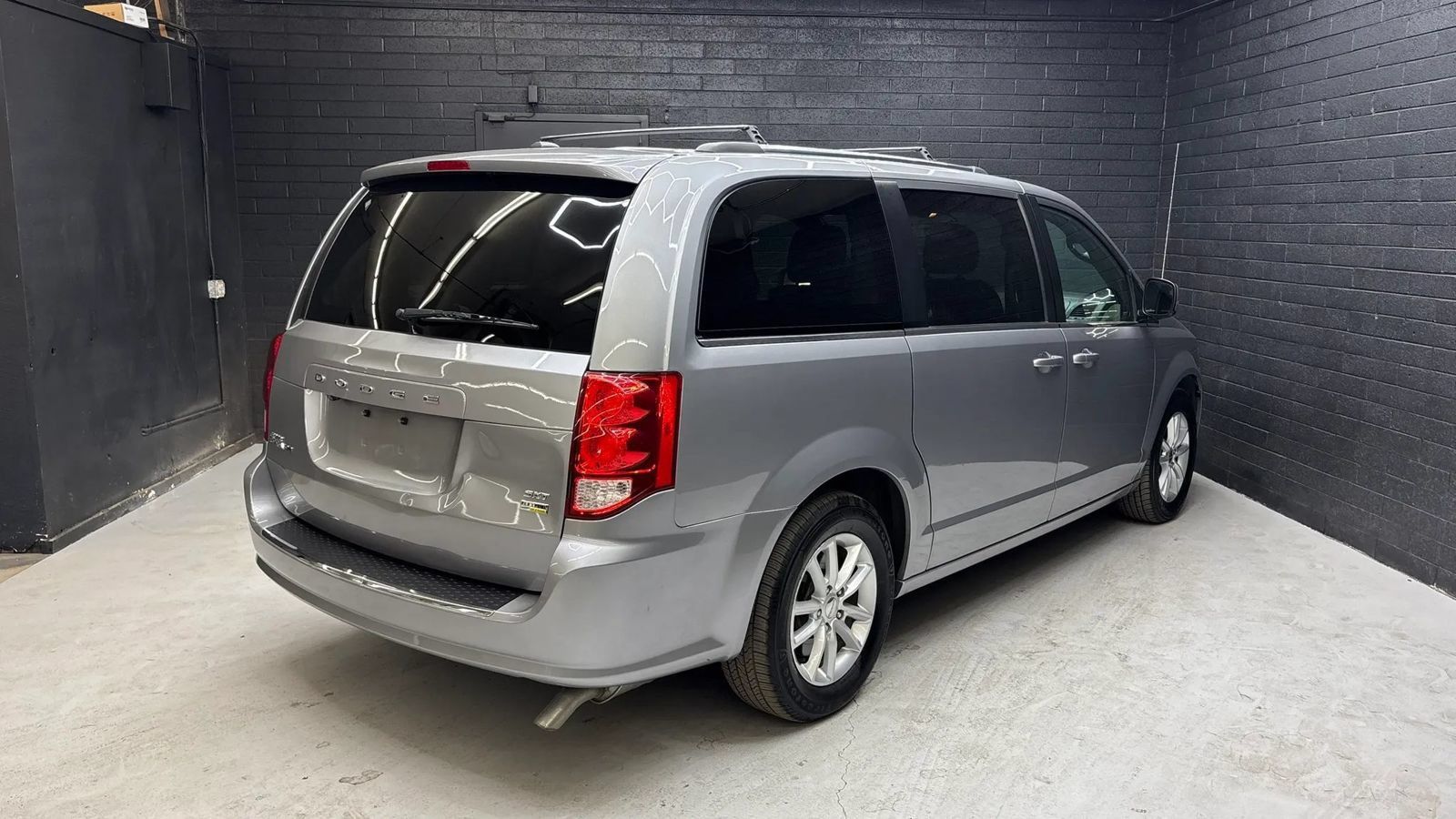 Used 2018 Dodge Grand Caravan SXT FWD image 3