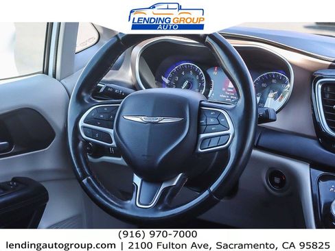 Used 2018 Chrysler Pacifica Touring-L Plus image 13
