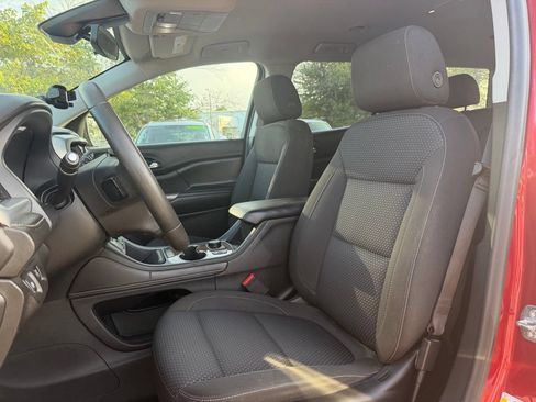 Used 2022 GMC Acadia SLE w/ Driver Convenience Package FWD image 8