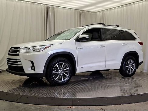 Certified 2018 Toyota Highlander XLE AWD/4WD image 3