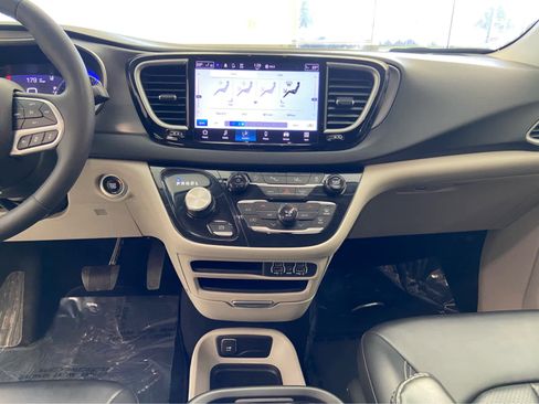 Used 2023 Chrysler Pacifica Touring-L image 20