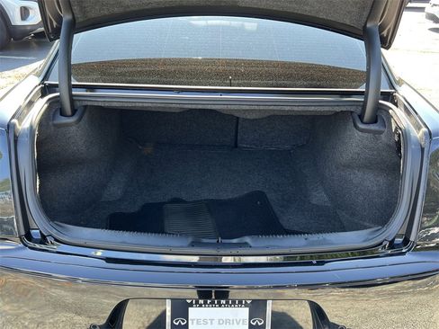 Used 2023 Chrysler 300 C image 5