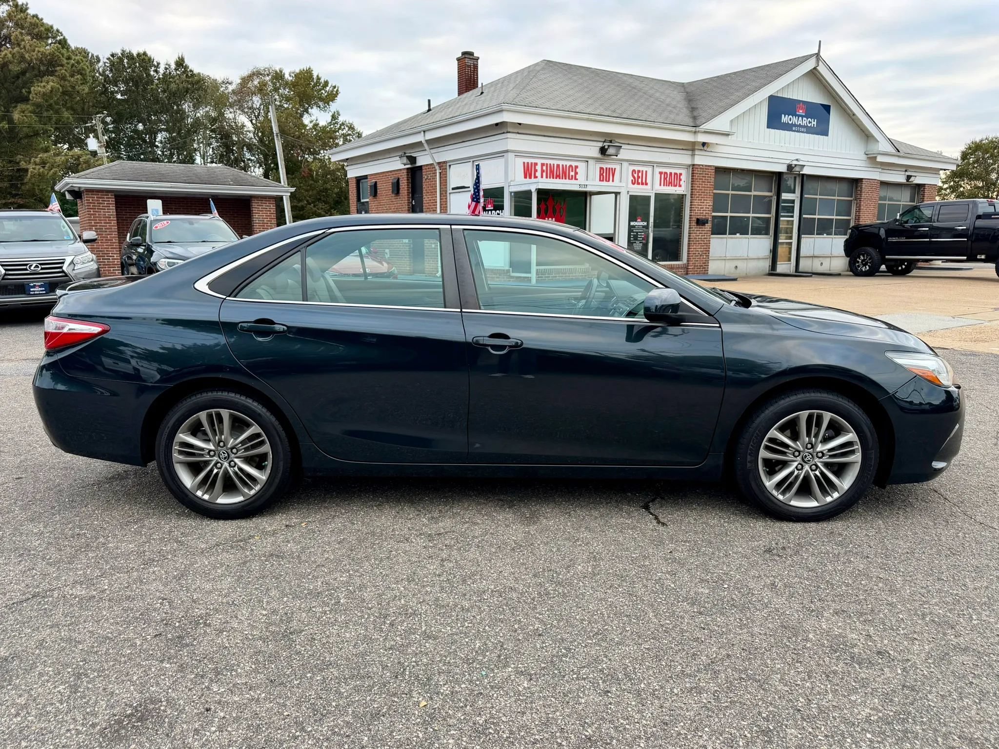 Used 2017 Toyota Camry SE FWD image 6