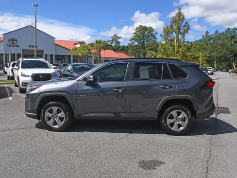 Used 2022 Toyota RAV4 XLE FWD image 2