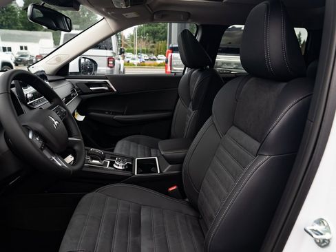 New 2025 Mitsubishi Outlander SE image 18