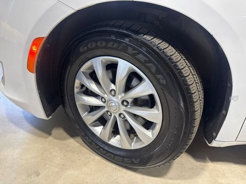 Used 2017 Chrysler Pacifica Touring-L FWD image 2
