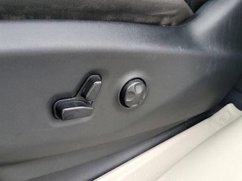 Used 2023 Chrysler Voyager LX FWD image 16