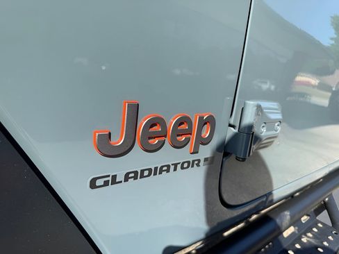 Used 2025 Jeep Gladiator Mojave w/ Convenience Group AWD/4WD image 39