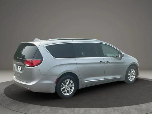Used 2020 Chrysler Pacifica Touring-L FWD image 5