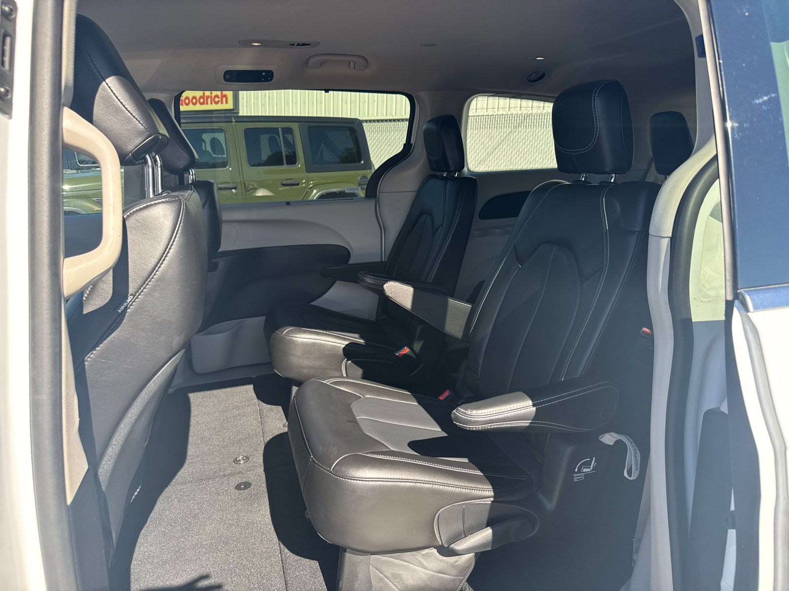 Used 2023 Chrysler Pacifica Touring-L FWD image 7