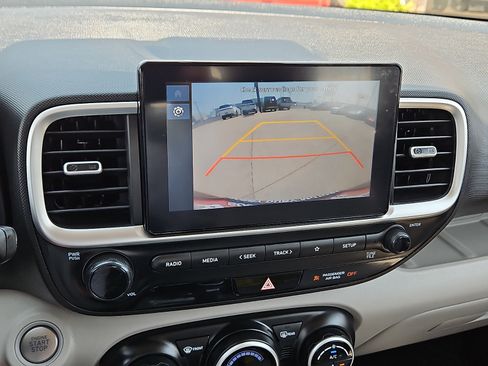 Used 2025 Hyundai Venue SEL FWD image 16