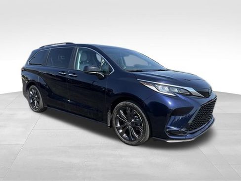 Used 2024 Toyota Sienna XSE FWD image 1