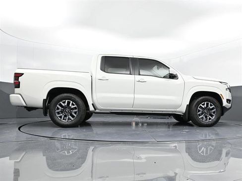 Used 2025 Nissan Frontier SL image 32