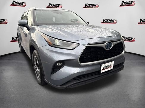 Used 2022 Toyota Highlander XLE AWD/4WD image 3