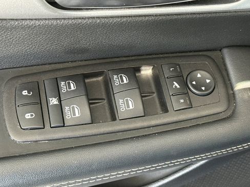 Used 2025 Chrysler Pacifica Limited FWD image 18
