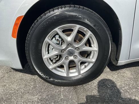 Used 2023 Chrysler Voyager LX image 7