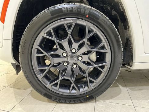 Used 2025 Jeep Grand Cherokee Summit AWD/4WD image 29