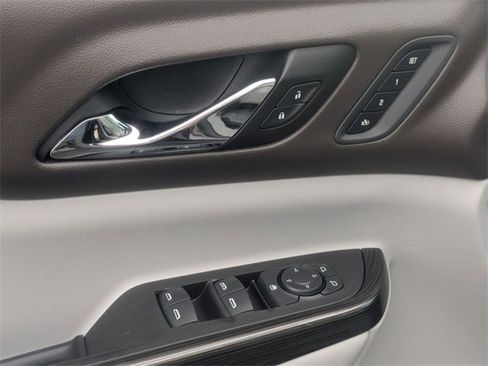 Used 2018 GMC Acadia SLT image 14