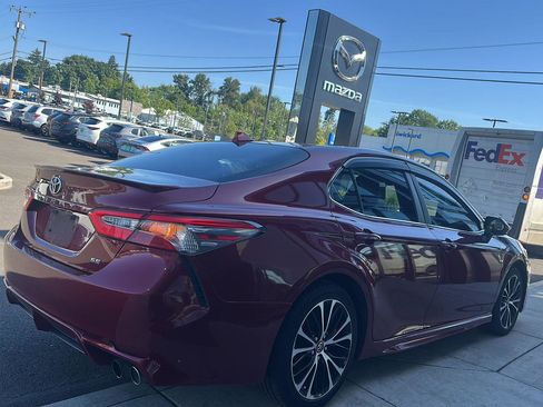 Used 2018 Toyota Camry SE FWD image 5