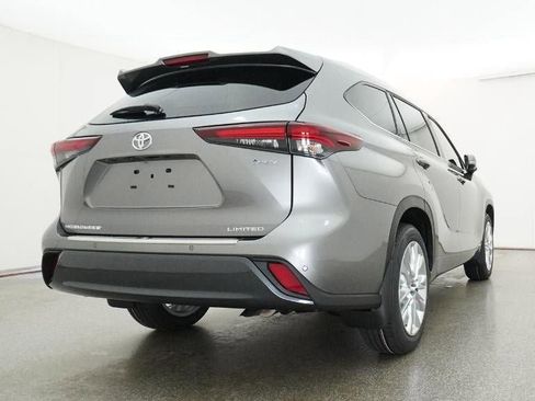 New 2026 Toyota Highlander Limited AWD/4WD image 8